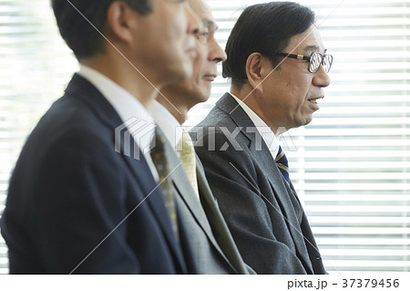 面接を受けるシニア男性 面接を受けるシニア男性 37379456