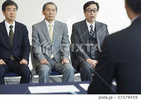 面接を受けるシニア男性 面接を受けるシニア男性 37379459