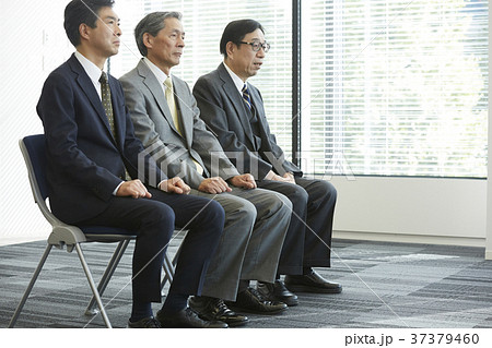 面接を受けるシニア男性 37379460