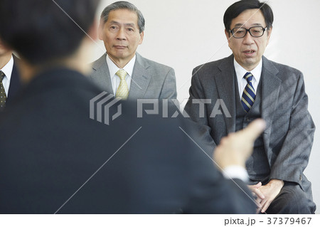 面接を受けるシニア男性 面接を受けるシニア男性 37379467