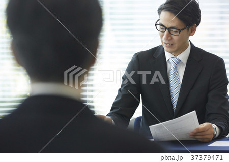 ビジネス　面接　男性 37379471