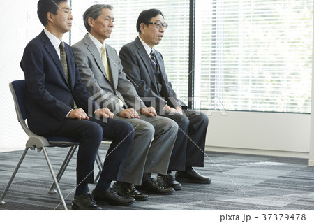 面接を受けるシニア男性 面接を受けるシニア男性 37379478