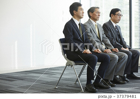 面接を受けるシニア男性 面接を受けるシニア男性 37379481
