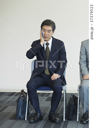 面接を受けるシニア男性 面接を受けるシニア男性 37379523