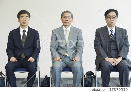 面接を受けるシニア男性 37379530