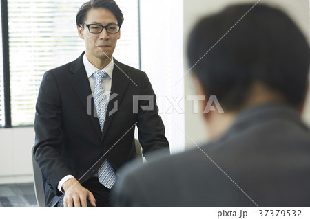面接を受ける男性 37379532