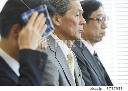 面接を受けるシニア男性 37379534