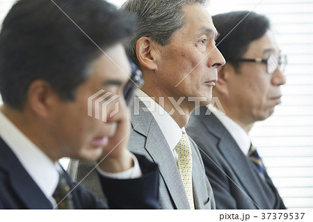 面接を受けるシニア男性 面接を受けるシニア男性 37379537