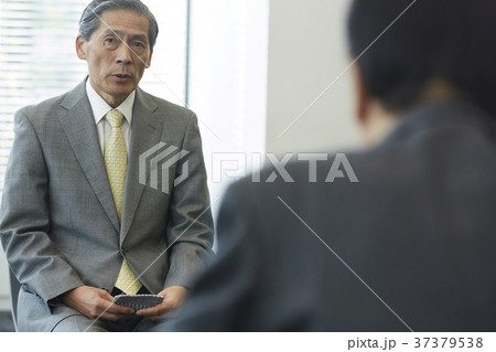 面接を受けるシニア男性 37379538