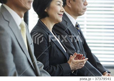面接を受けるシニア 37379541