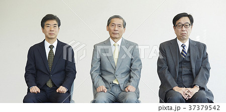 面接を受けるシニア男性 37379542