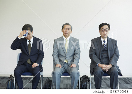 面接を受けるシニア男性 37379543