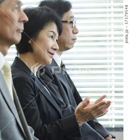 面接を受けるシニア 37379548