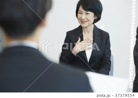 ビジネス　面接を受けるシニア男女 37379554