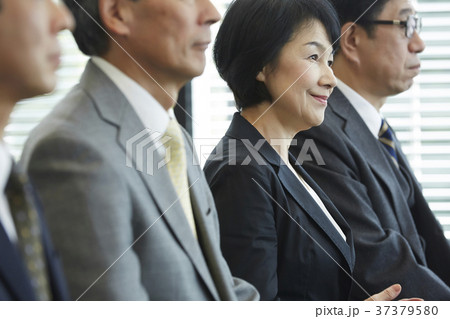 面接を受けるシニア 面接を受けるシニア 37379580