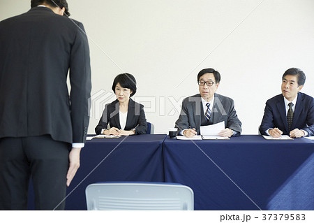 ビジネス 面接 礼をする男性 ビジネス 面接 礼をする男性 37379583