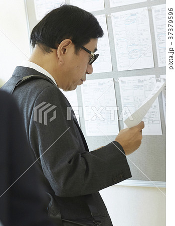 雇用を探すシニア男性　就活 37379596