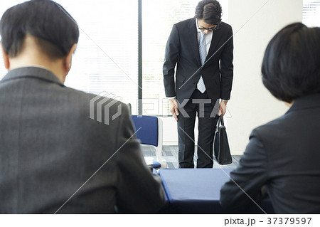 ビジネス　面接　礼をする男性 37379597