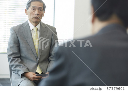 面接を受けるシニア男性 37379601