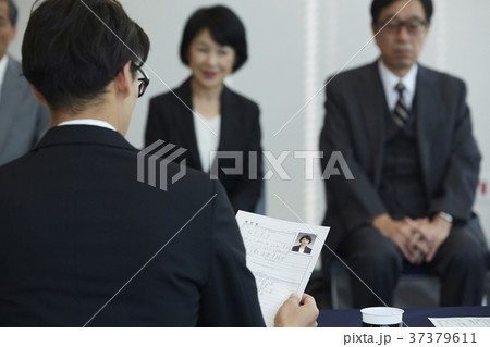ビジネス　面接を受けるシニア男女 37379611