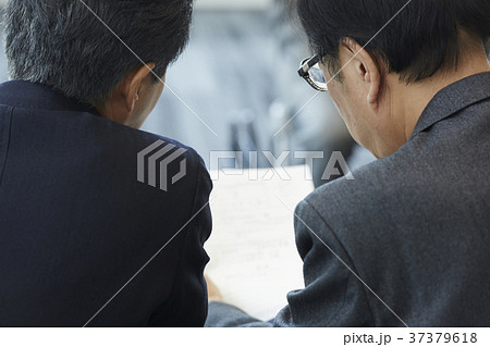 シニア男女 面接 控室 シニア男女 面接 控室 37379618