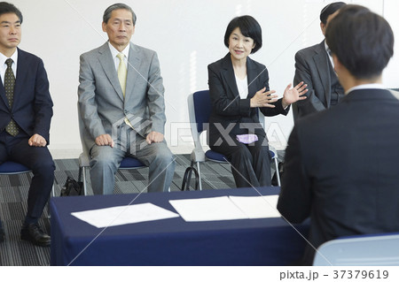 ビジネス 面接を受けるシニア男女 ビジネス 面接を受けるシニア男女 37379619