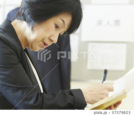 雇用を探すシニア女性 就活 雇用を探すシニア女性 就活 37379623