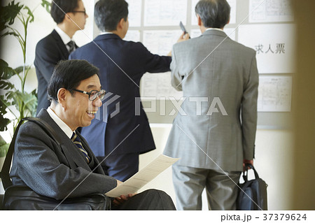 雇用を探すシニア男性　就活 37379624