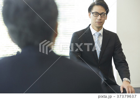 面接を受ける男性 37379637