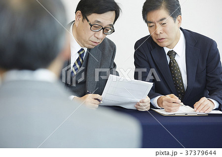 面接を受けるシニア男性 37379644