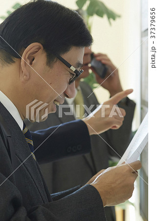 雇用を探すシニア男性 就活 雇用を探すシニア男性 就活 37379656