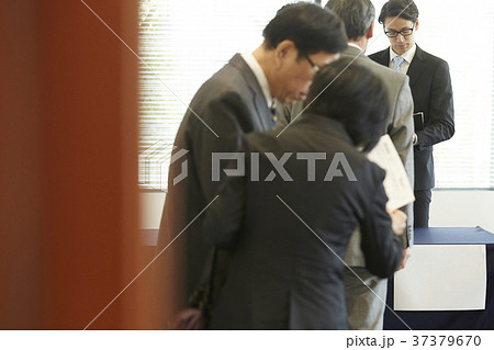 就活　シニア男女　面接　受付 37379670