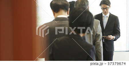 就活　シニア男女　面接　受付 37379674