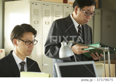 荷物をまとめるビジネスマン 37379675