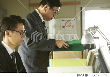 荷物をまとめるビジネスマン 37379676