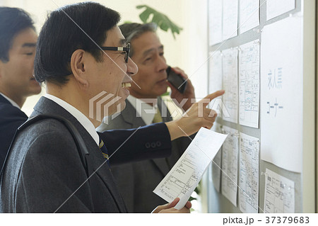 雇用を探すシニア男性 就活 雇用を探すシニア男性 就活 37379683