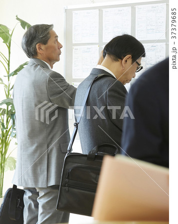 雇用を探すシニア男性 就活 雇用を探すシニア男性 就活 37379685