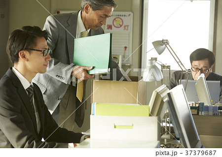 荷物をまとめるビジネスマン 37379687