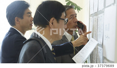 雇用を探すシニア男性 就活 雇用を探すシニア男性 就活 37379689