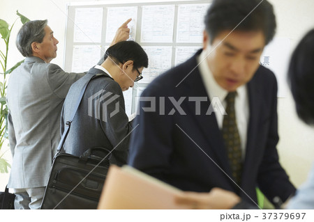 雇用を探すシニア男性　就活 37379697