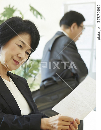 雇用を探すシニア　就活 37379699