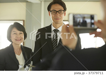 退職　記念撮影　ビジネスマン 37379711