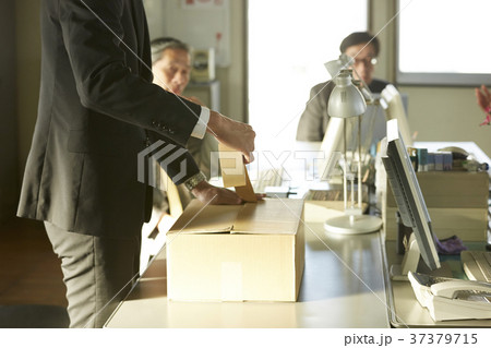 私物の荷物をまとめるビジネスマン 37379715