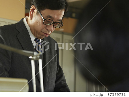 荷物をまとめるビジネスマン 37379731