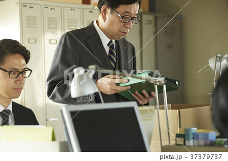 荷物をまとめるビジネスマン 37379737