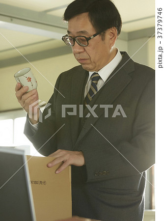 荷物をまとめるビジネスマン 37379746