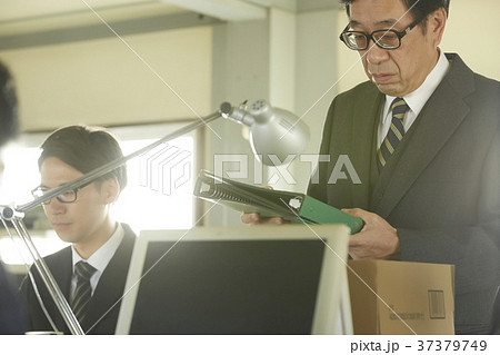 荷物をまとめるビジネスマン 37379749