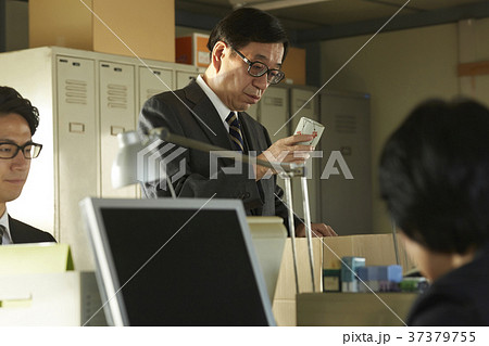 荷物をまとめるビジネスマン 37379755