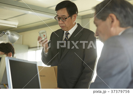 荷物をまとめるビジネスマン 37379756