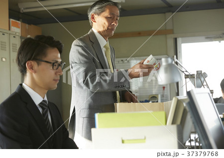 荷物をまとめるビジネスマン 37379768